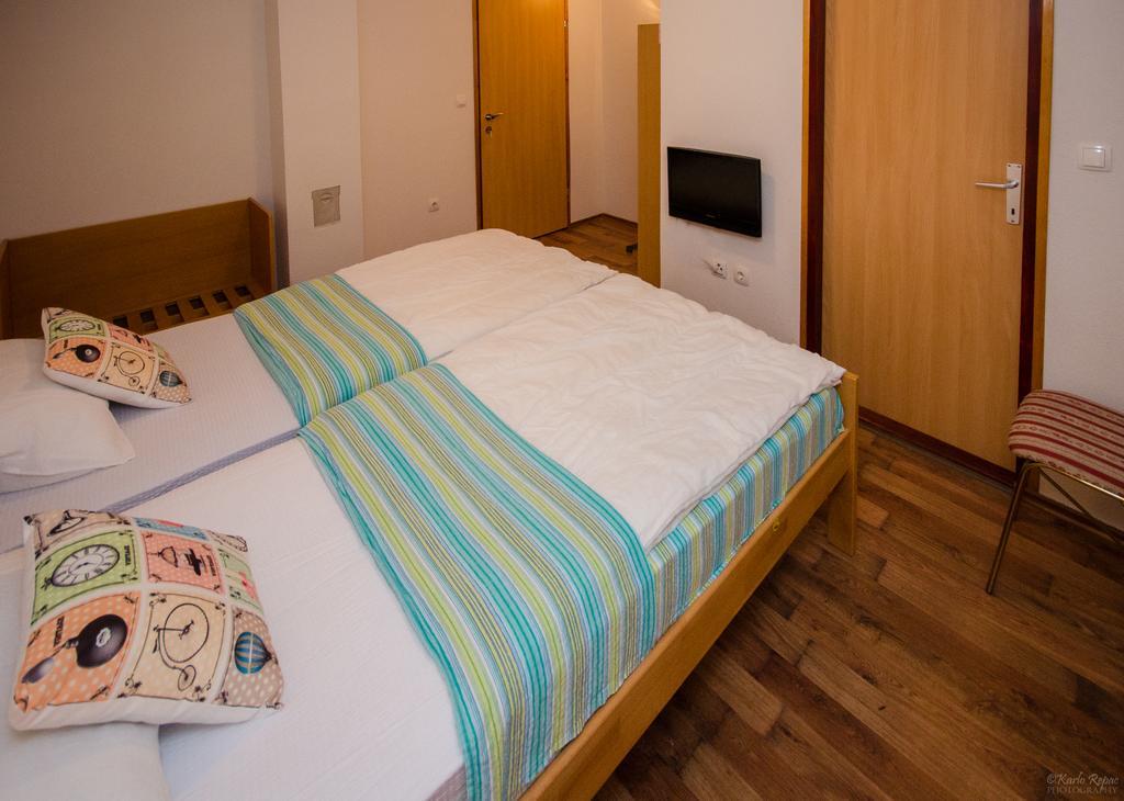 Donji Lapac Rooms Vuksa מראה חיצוני תמונה